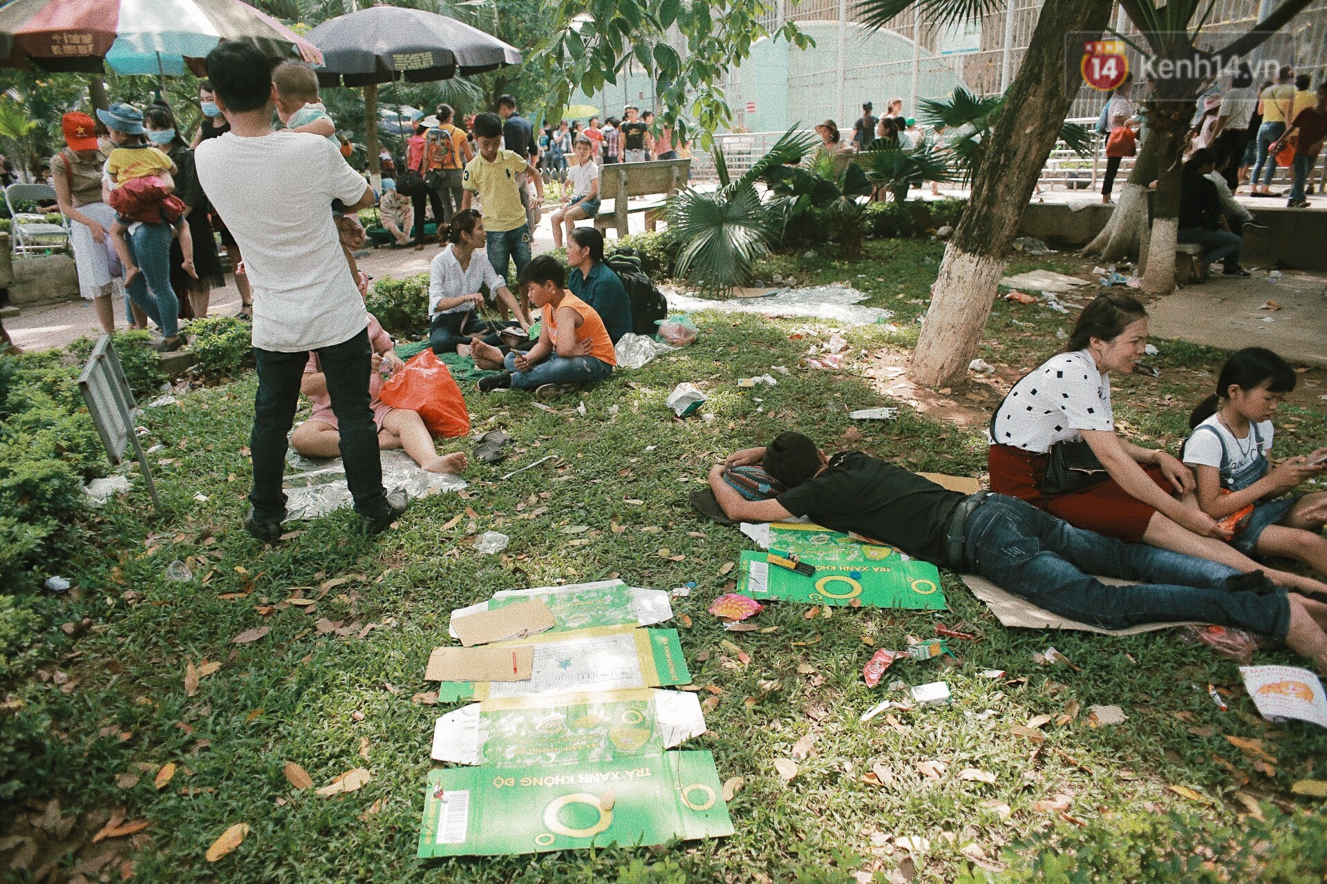 Nghỉ lễ 30/4, người dân Hà Nội đổ xô đến Công viên Thủ Lệ vui chơi, nằm trên bãi cỏ trốn nóng